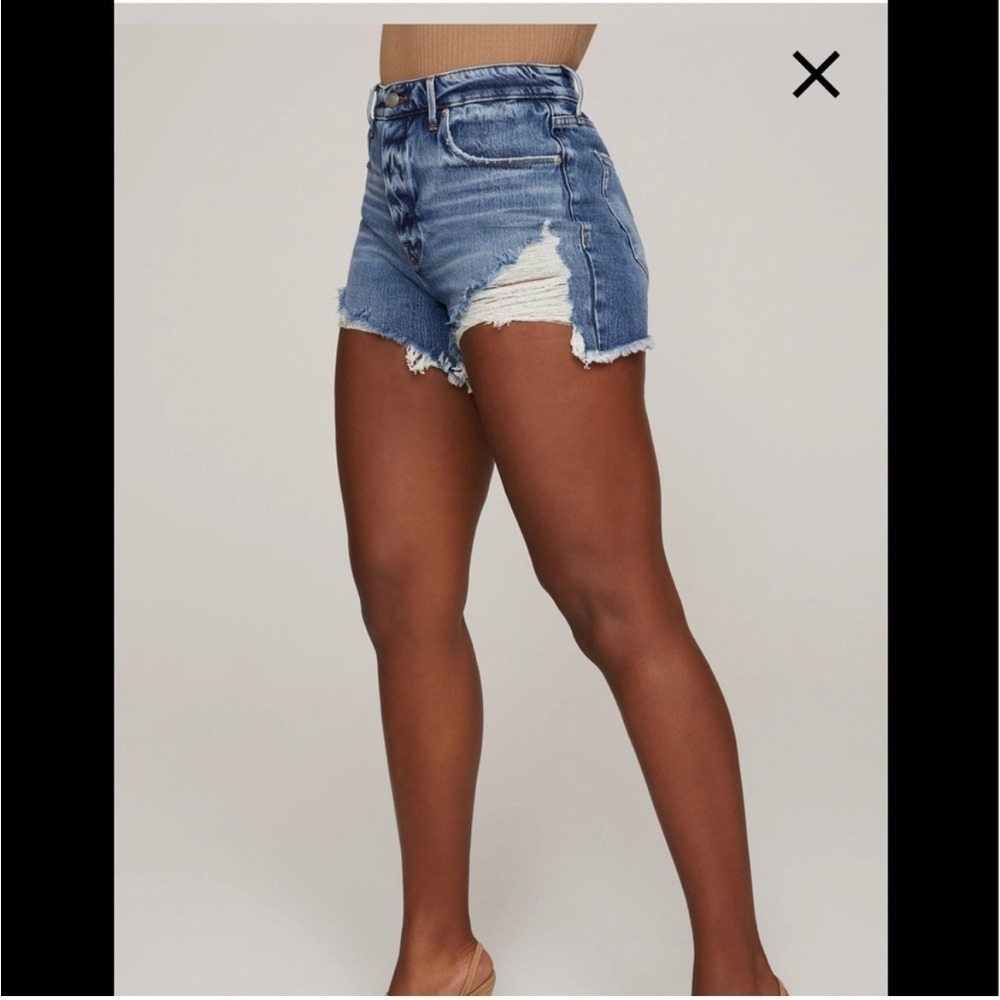 Good American Bombshell Shorts Distressed - Picture 2 of 6
